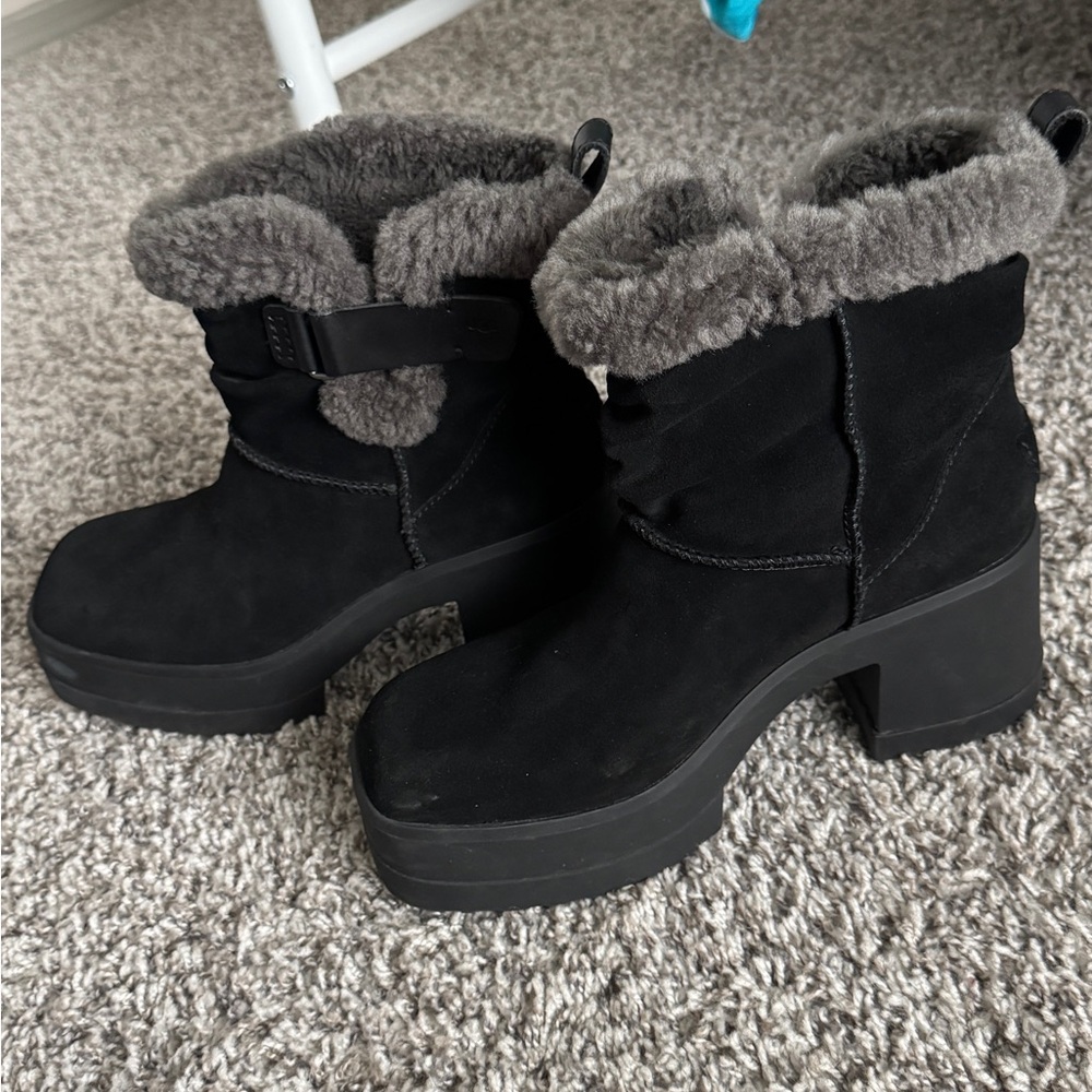 Women's Ugg moxy Black Fur-Lined Ankle Boots size 9